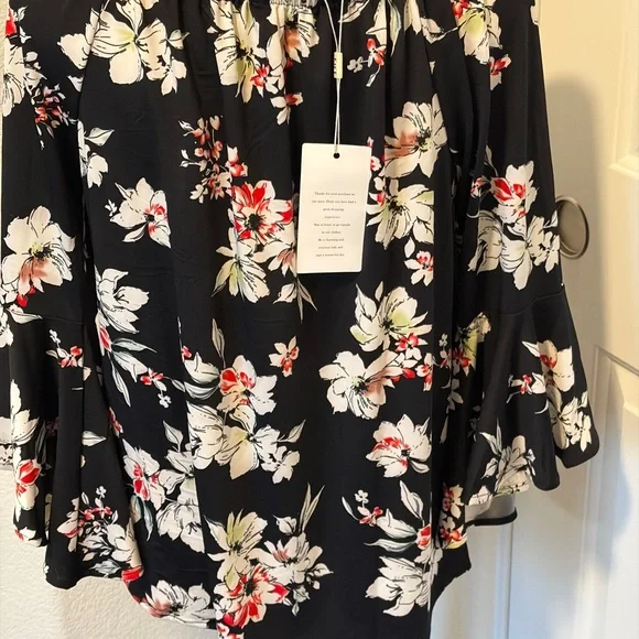 Yoaresweet Women’s top with bell sleeves - Picture 3 of 4